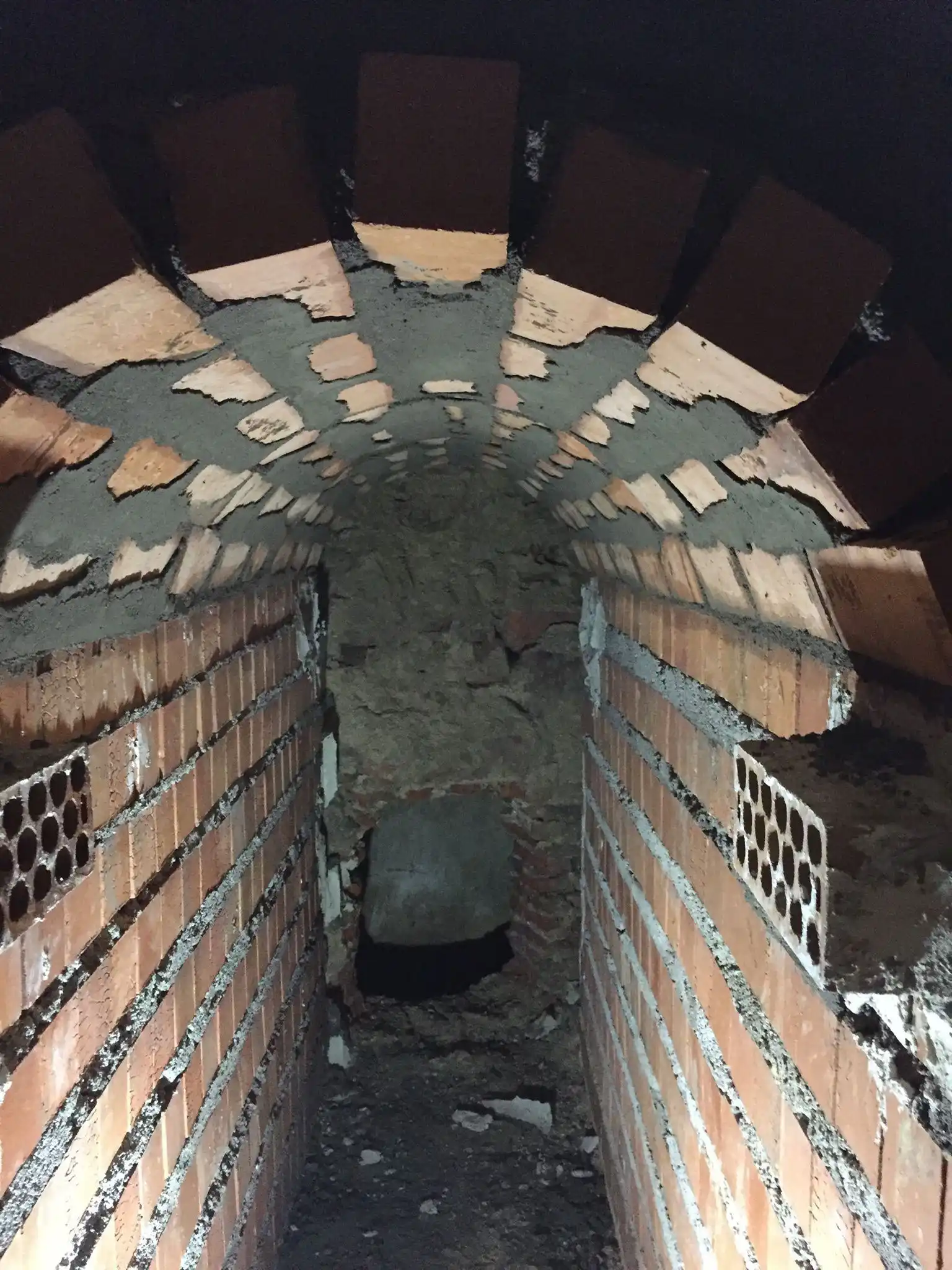 Construcción de bóveda de ladrillo visto con mortero de cemento en una obra en Madrid