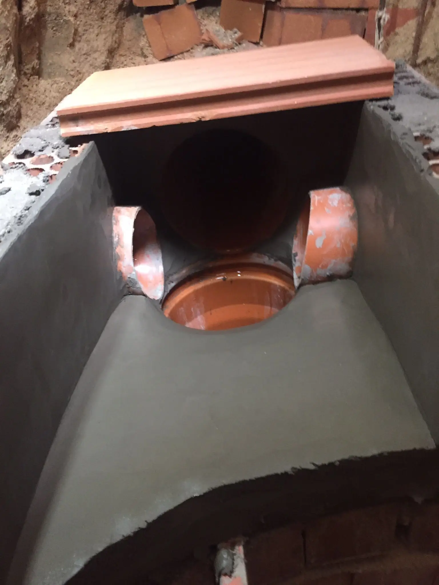 Trabajo de fontanería con arqueta de saneamiento de PVC y acabado de mortero en Madrid
