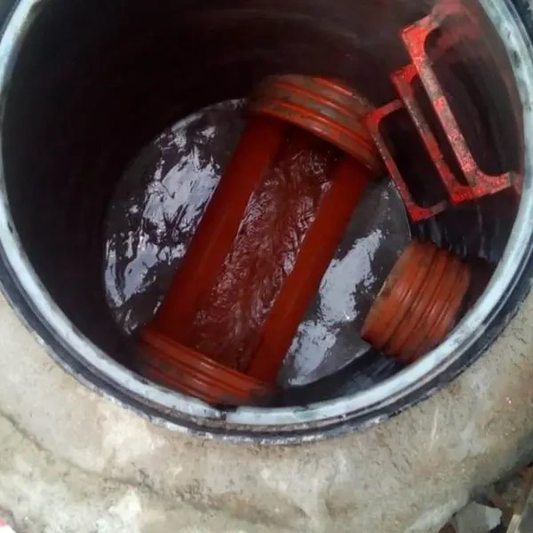 Trabajo de fontanería con arqueta de saneamiento y tuberías de PVC en Madrid