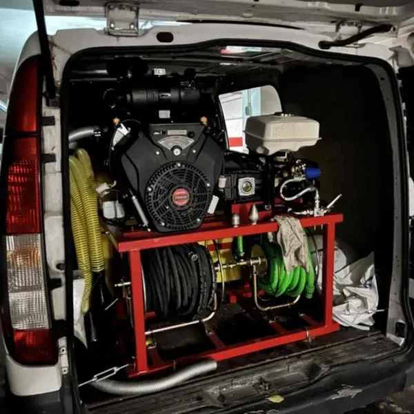 Servicio de fontanería con equipo de desatascos de alta presión instalado en furgoneta en Madrid